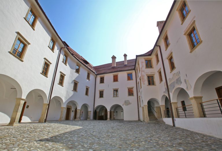 GRAD RAJHENBURG