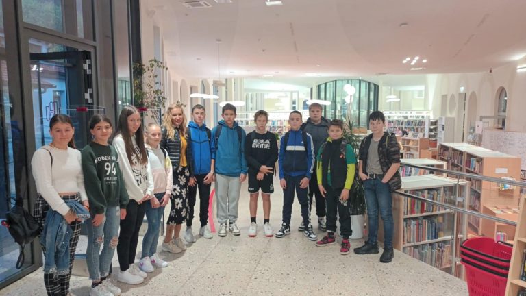 SEDMOŠOLCI IN PROJEKT RASTEM S KNJIGO